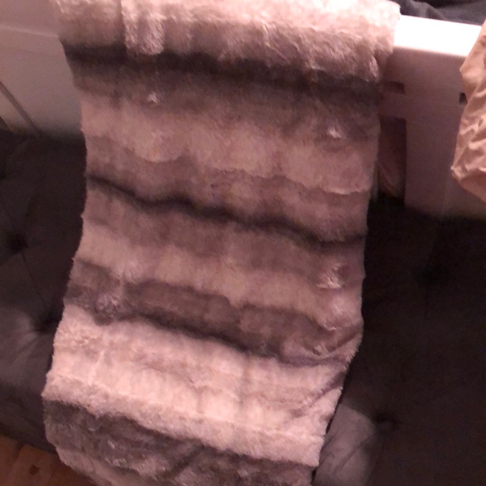 - Vince camuto Faux Fur Throw
